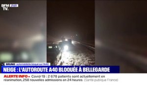 Cet automobiliste est bloqué sur l'A40, au niveau de Bellegarde-sur-Valserine, à cause de fortes chutes de neige