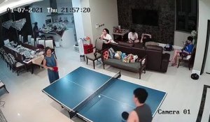Régis joue au ping-pong