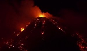 Les images spectaculaires de l'éruption du Mont Etna en Italie