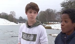 Deux adolescents de 13 ans plongent dans un étang gelé pour sauver un père et son fils