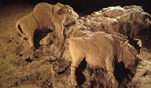 Deux splendides sculptures de bisons, vieilles de 15 000 ans, retrouvées intactes dans l'Ariège