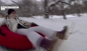 Les New Yorkais profitent de la neige pour quelques descentes en luge dans Central Park