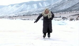 Sibérie : à 79 ans, Lyubov chausse ses patins à glace et sillonne le lac Baïkal