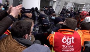 La Défense : des ouvriers de Grandpuits tentent de pénétrer dans le tour Total
