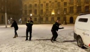 À Amsterdam, les riverains et la police ont participé à une grande bataille de boules de neige
