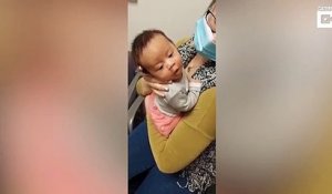 Ce bébé sourd entend la voix de sa maman pour la première fois