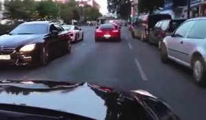 Quand un automobiliste en BMW se la pète en conduisant en marche arrière