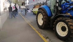 Les agriculteurs déversent du fumier devant la préfecture à Périgueux