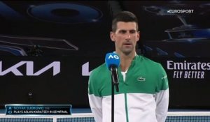 Djokovic : "Avec les mains magiques de mon physio, je peux continuer à jouer malgré la blessure"