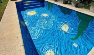 Deux artistes peignent « La Nuit étoilée » de Van Gogh dans le fond d'une piscine pour une baignade céleste