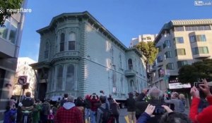 Une maison Victorienne de San Francisco déplacée en pleine ville : chantier impressionnant