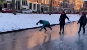 Il tombe et brise la glace en faisant du patin à glace
