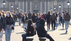 Covid-19 : à Paris, le soleil attire de nombreux promeneurs sur les quais