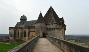 Léa - Guide au château de Biron et archéologue