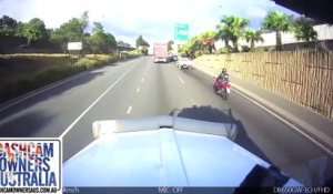 Ce biker finit dans la remorque d'un camion avec sa moto