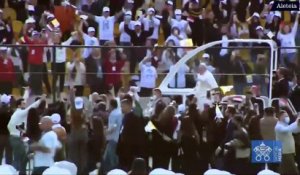Le pape François arrive au stade d’Erbil