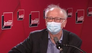 Les objectifs de vaccination du gouvernement (30 millions de personnes fin juin) seront mis en péril "si la suspension de l'AstraZeneca devait persister" (Alain Fischer)