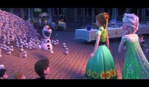 La Reine des Neiges Une Fête Givrée - Extrait - Le village surprend Anna  Disney
