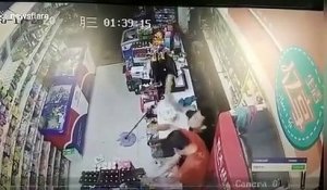 Ce commerçant se défend d'un voleur en utilisant ses bières