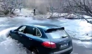 Il tente de traverser une riviere avec son Porsche Cayenne