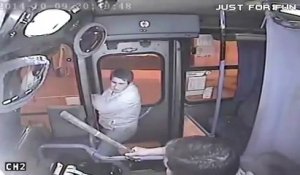 Ce chauffeur de bus empêche un voleur de sac à main de s'échapper de son car