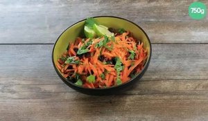 Salade de carottes râpées, miel, raisins secs et agrumes