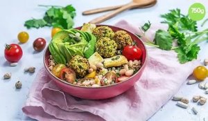 Salade de quinoa aux falafels, crudités et féta