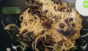 Nouilles chinoises sautées aux champignon noir