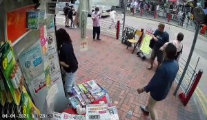 Ce conducteur de bus a un réflexe génial quand une fillette traverse par surprise (Chine)