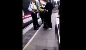 Ce passager simule une agression de la sécurité ferroviaire mais ne sait pas qu'il est filmé