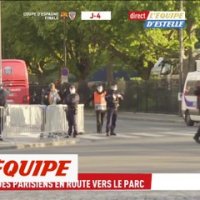 Le car des Parisiens arrive au Parc - Foot - C1 - PSG