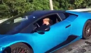 Ce papa laisse son enfant au volant de sa Lamborghini Huracan... risqué