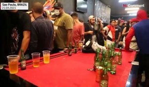 Au Brésil, inondé par le virus,  la police fait une descente dans un bar, et arrête 100 clients