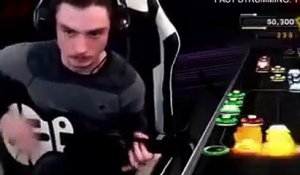 Ce gamer réussit un morceau impossible de Guitar Hero après 10 ans sans y toucher