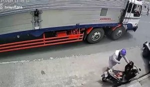Son scooter prend feu en pleine route...