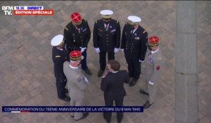 Après la cérémonie de commémoration du 8-mai, Emmanuel Macron s'entretient avec les chefs d'état-major