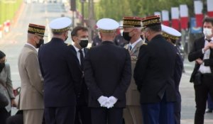 Emmanuel Macron commémore le 8 mai, entouré par les chefs d'état-major des armées, quelques jours après la tribune choc de militaires