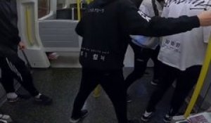 Des jeunes rattrapent le métro londonien avec leur technique de parkour