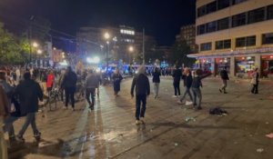 La police utilise les autopompes pour évacuer place Flagey à Bruxelles