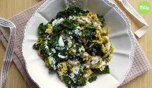 Wok épicé de chou kale, riz et courgette et lait de coco