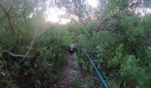 Ce pecheur se fait chasser par un alligator : moment flippant