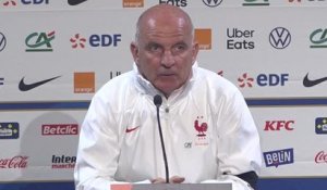 Bleus - Stéphan : ''Kylian a un problème au genou''