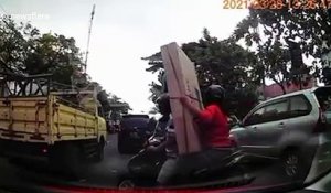 Transporter un ecran plat en scooter... mauvaise idée