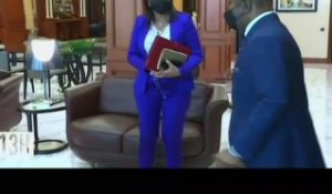 RTG/ Le Ministre Madeleine BERRE remet le rapport du recensement biométrique des agents de l’Etat au Président Ali Bongo