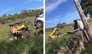 Un agriculteur en colère défonce une voiture sur son chemin avec un chariot télescopique