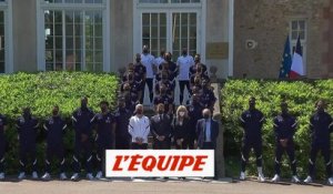 Les Bleus posent pour la photo officielle en compagnie du couple Macron - Foot - Bleus