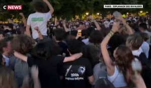 Des centaines de jeunes rassemblés sur l’esplanade des Invalides pour une fête géante