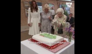 En marge du G7, Elizabeth II coupe un énorme gâteau à l'aide d'une épée