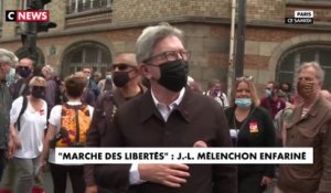 «Marche des libertés» : Jean-Luc Mélenchon enfariné