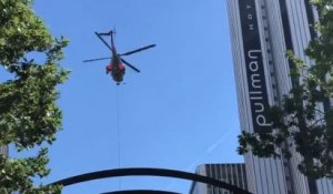 Les images rares d'un hélicoptère Super Puma survolant le quartier Montparnasse à Paris